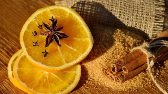 De escalda pés a assoprar canela:  5 rituais para Ano Novo