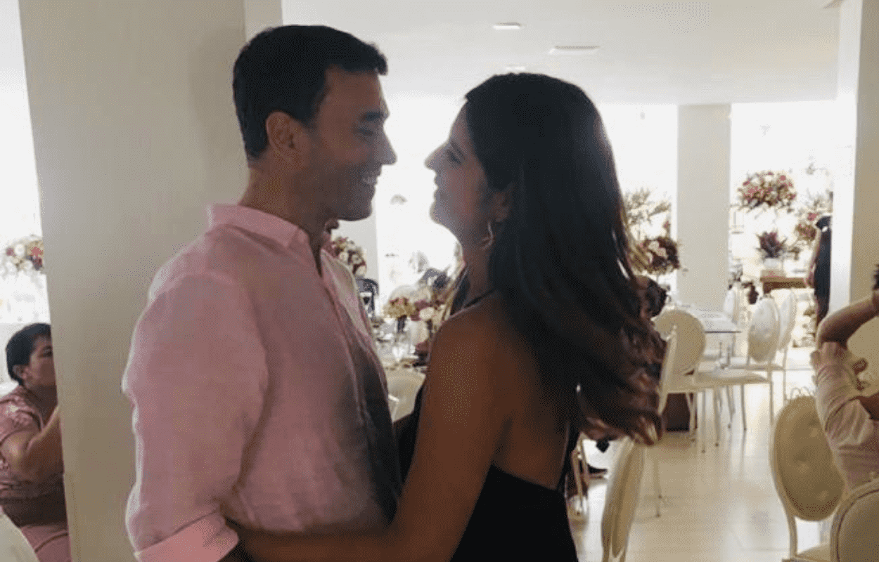 Imagem mostra André Rizek e Andréia Sadi abraçados