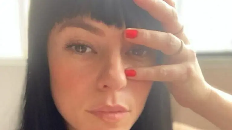 É real ou peruca? Paolla Oliveira aparece com cabelo preto e franja