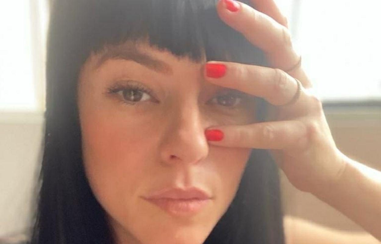 Imagem mostra Paolla Oliveira com cabelo preto e franja