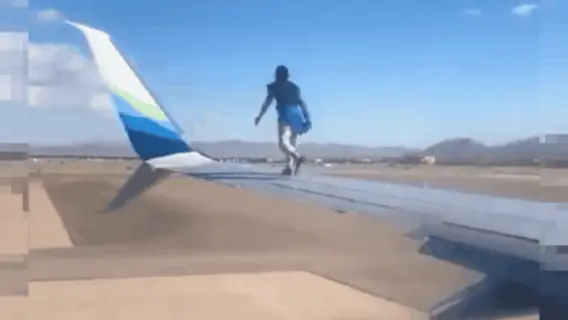 Perrengue chique: homem sobe em asa de avião pronto para decolar