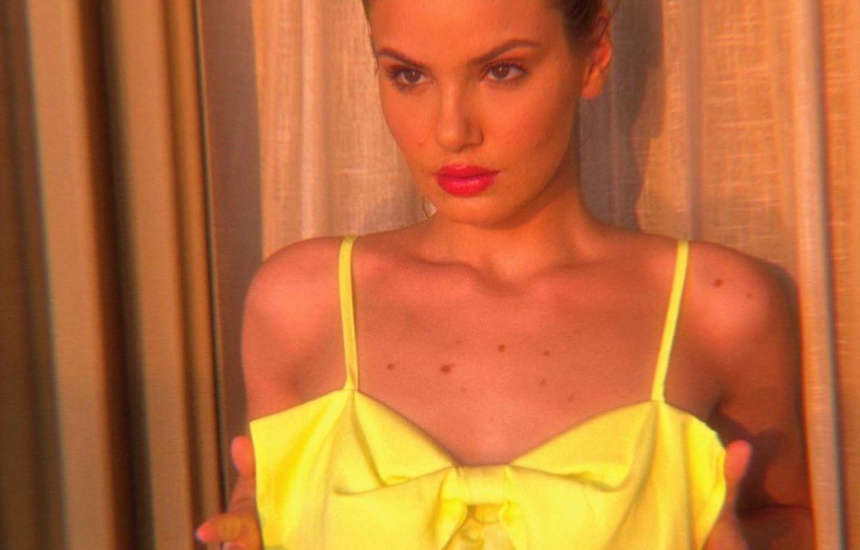 Imagem mostra Camila Queiroz de look amarelo