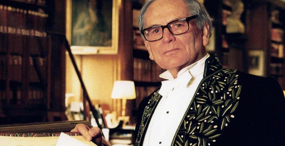 Imagem mostra estilista Pierre Cardin