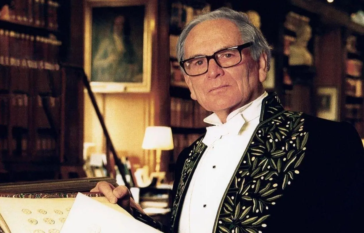 Imagem mostra estilista Pierre Cardin