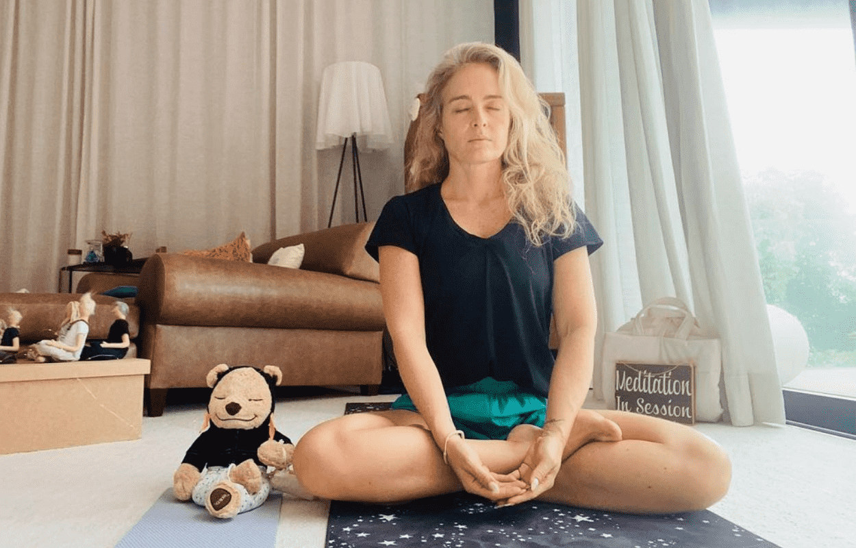 Imagem mostra Angélica meditando