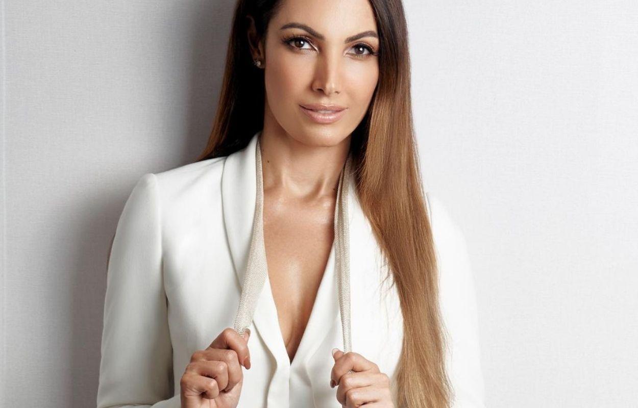 Imagem mostra Patricia Poeta com look branco