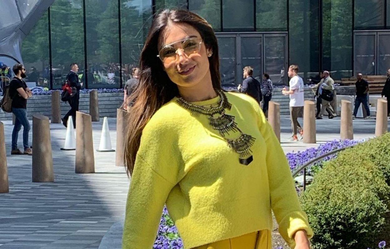 Imagem mostra Patricia Poeta com look amarelo, que foi escolhido pela Pantone como a cor de 2021