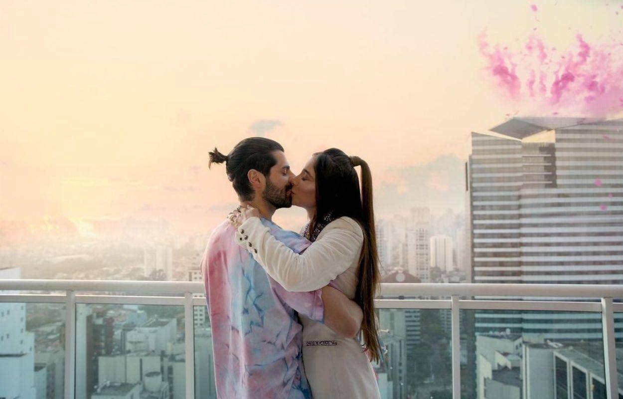 Imagem mostra chá revelação de Dj Alok e Romana Novais