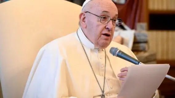 Saiba quem é a modelo que ganhou nova curtida do Instagram do Papa