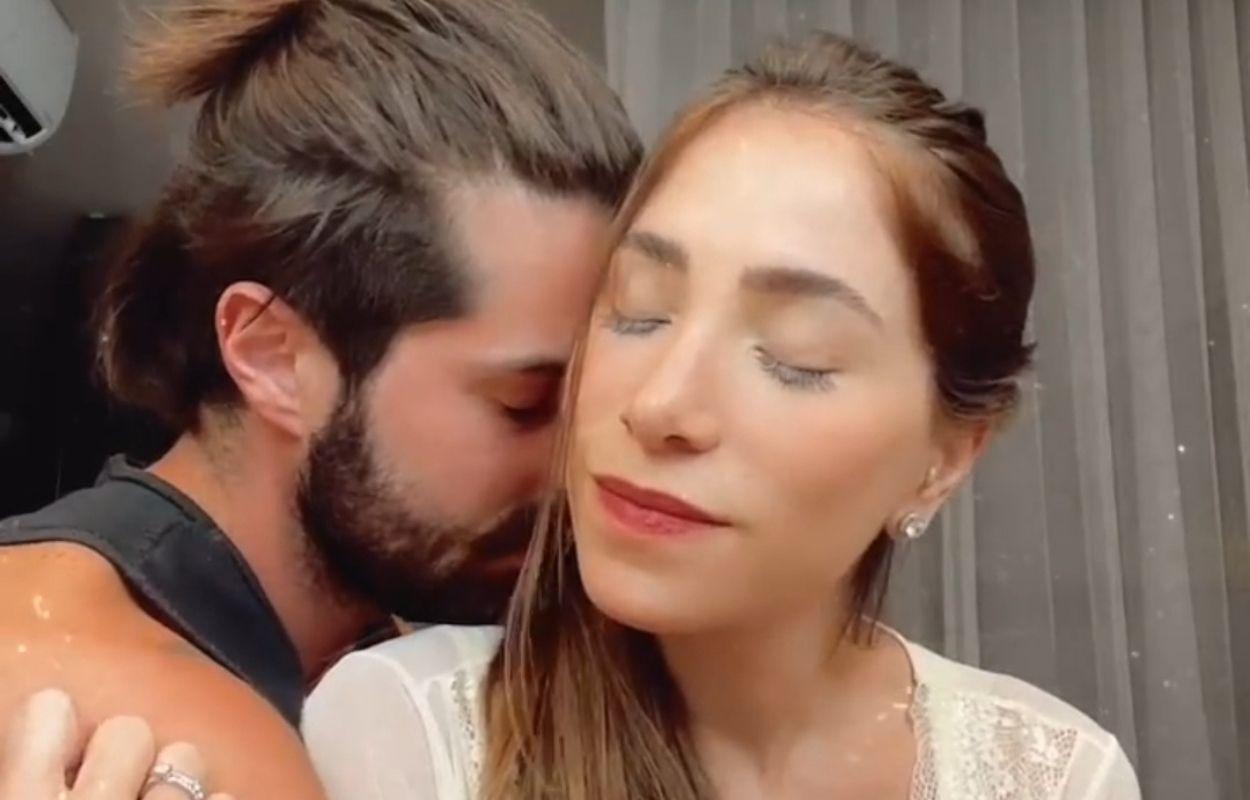 Imagem mostra Romana Novais e DJ Alok abraçados