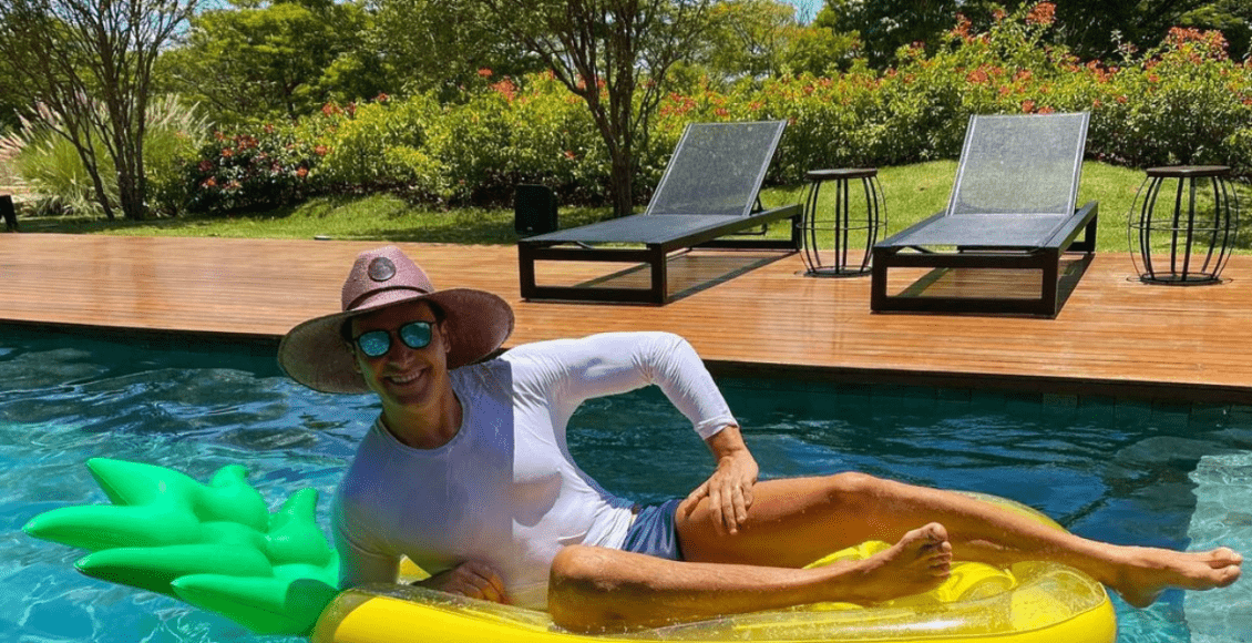 IMagem mostra Rodrigo Faro na piscina
