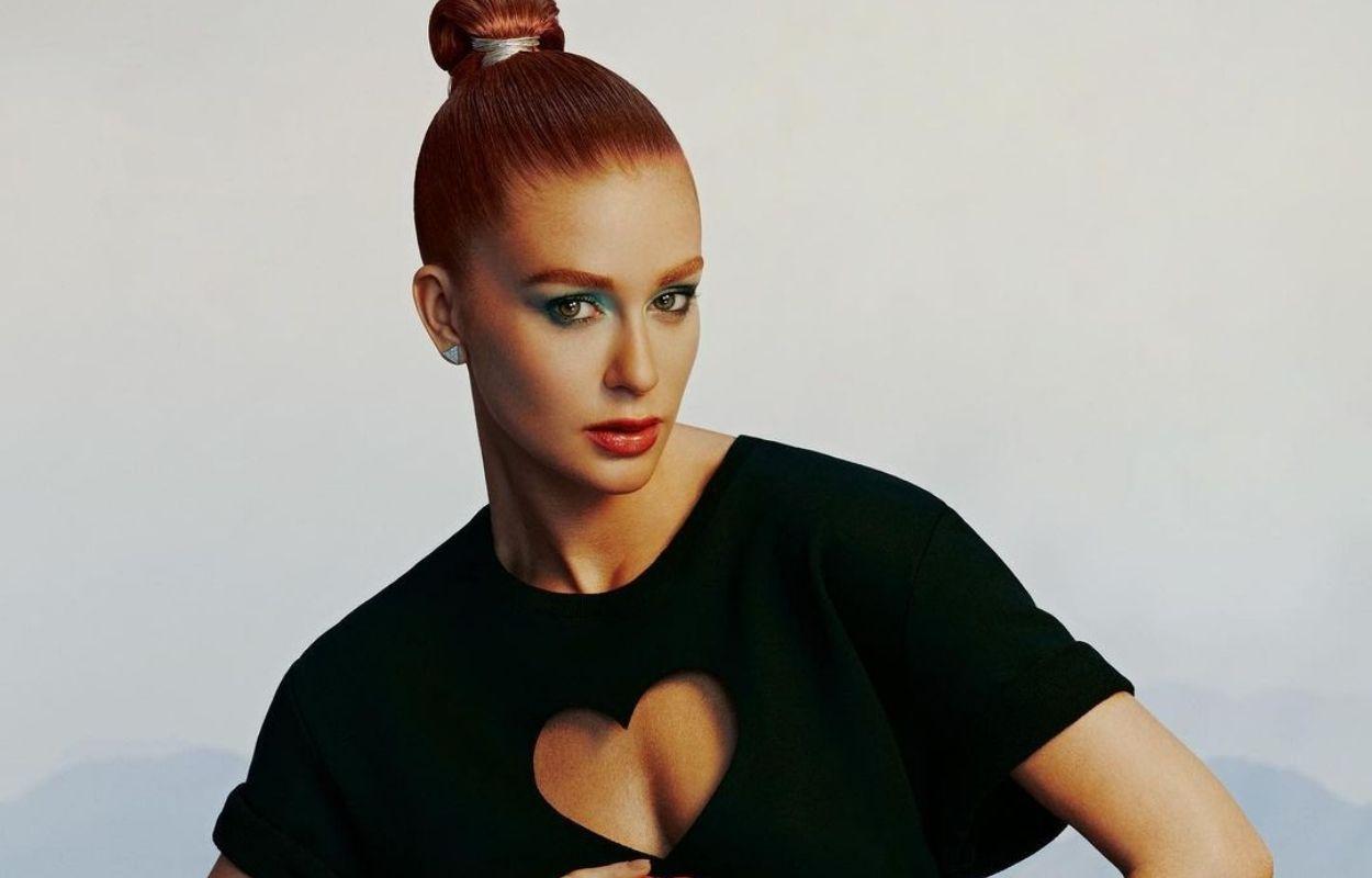 Imagem mostra Marina Ruy Barbosa em campanha da marca Ginger em parceria com a Schutz