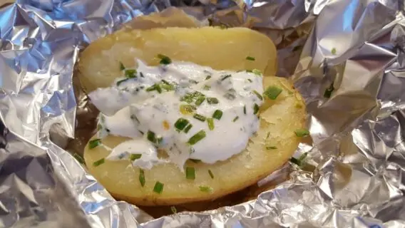 De queijo a camarão: aprenda 5 receitas de batata recheada