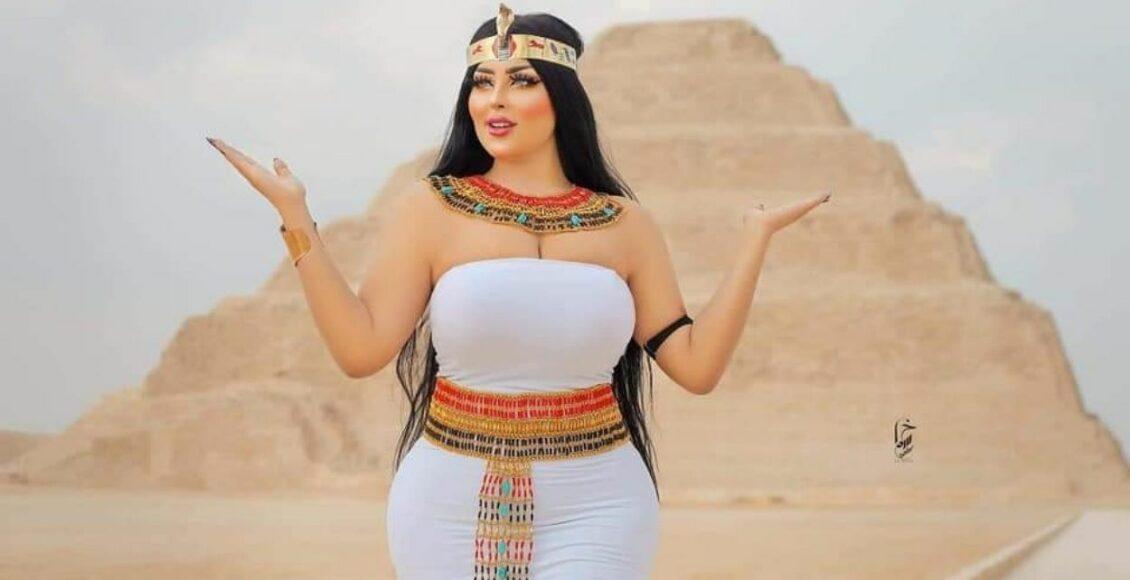 Imagem mostra modelo fazendo pose em frente às pirâmides do Egito