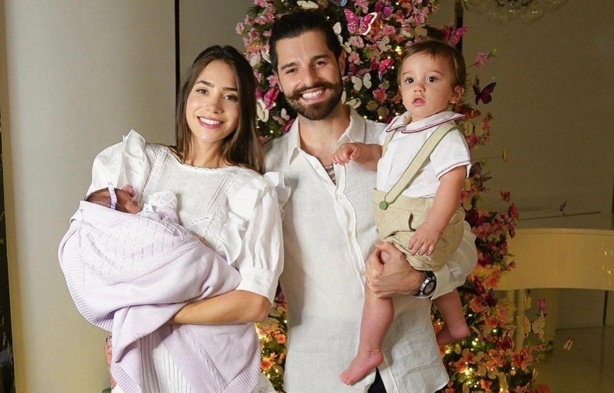 Imagem mostra Dj Alok, Romana Novais e os dois filhos em casa