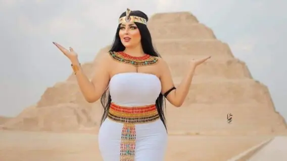 Modelo é presa no Egito por fazer fotos em pirâmides