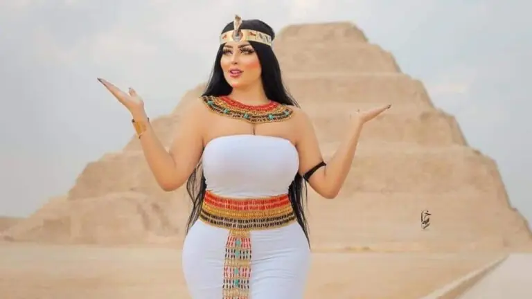 Modelo é presa no Egito por fazer fotos em pirâmides