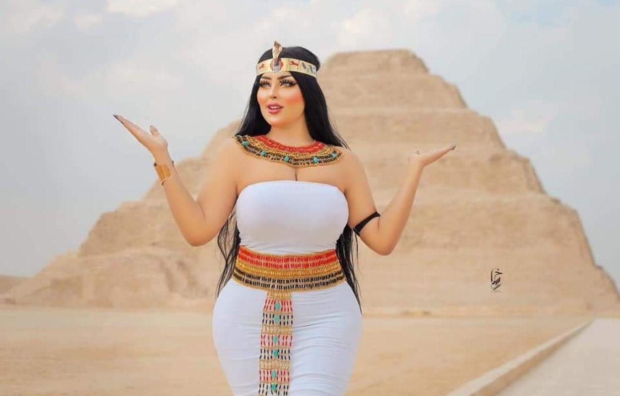 Imagem mostra modelo fazendo pose em frente às pirâmides do Egito