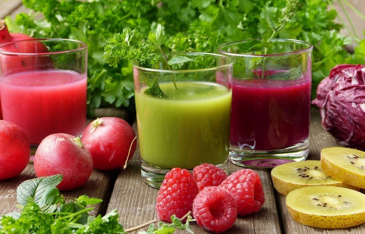 Imagem mostra sucos detox