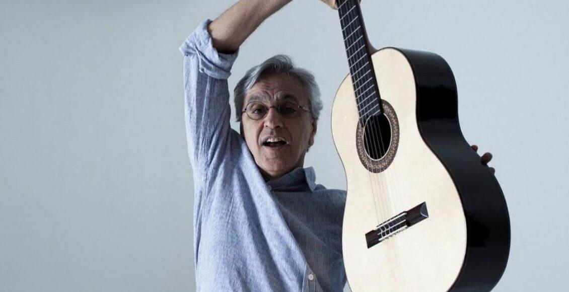 Imagem mostra Caetano Veloso segurando um violão