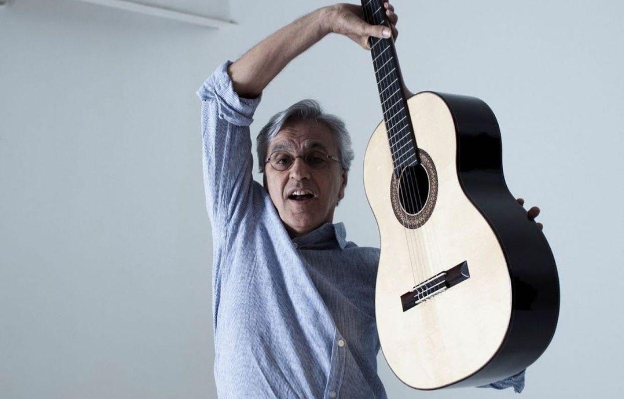 Imagem mostra Caetano Veloso segurando um violão