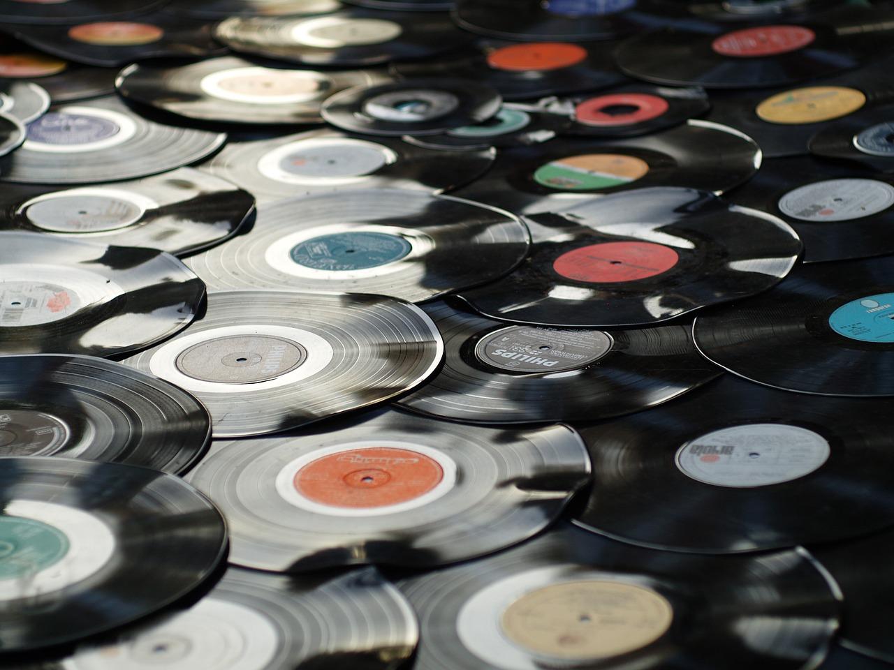 Imagem mostra vários discos de vinil espalhados no chão