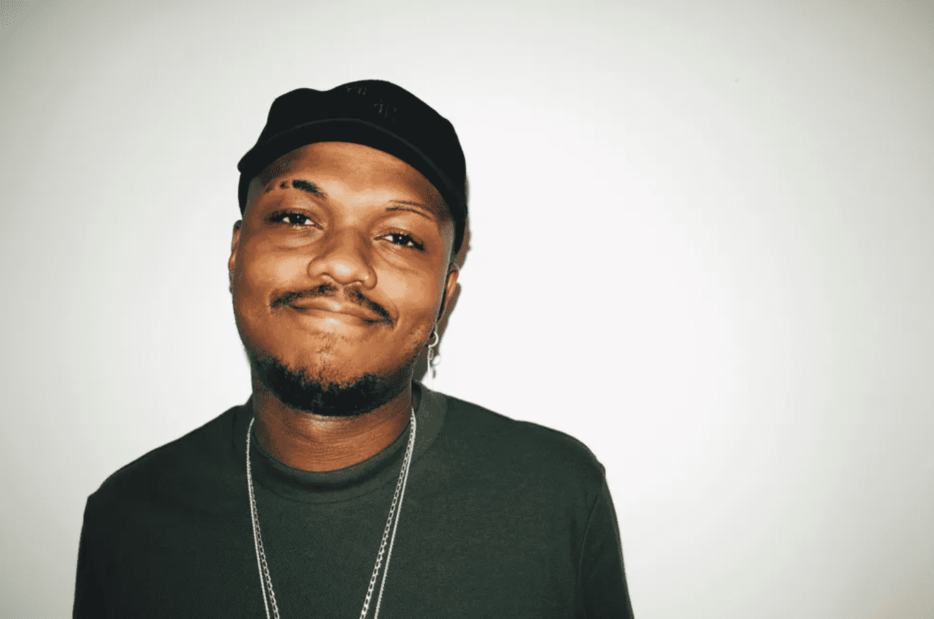 Foto mostra o rapper "Djonga"