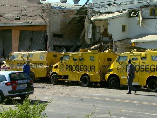 Assaltos no Brasil - Carros da prosegur destruidos