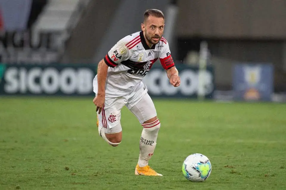 Imagem mostra meia do Flamengo, Everton Ribeiro.