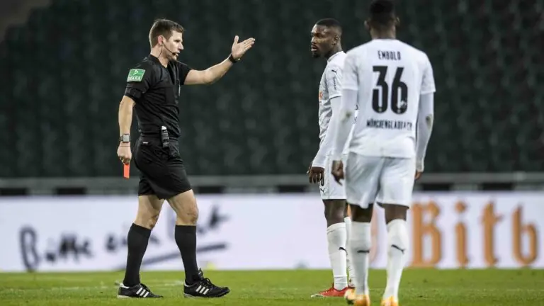 Marcus Thuram é suspenso e multado após cuspir em adversário; assista