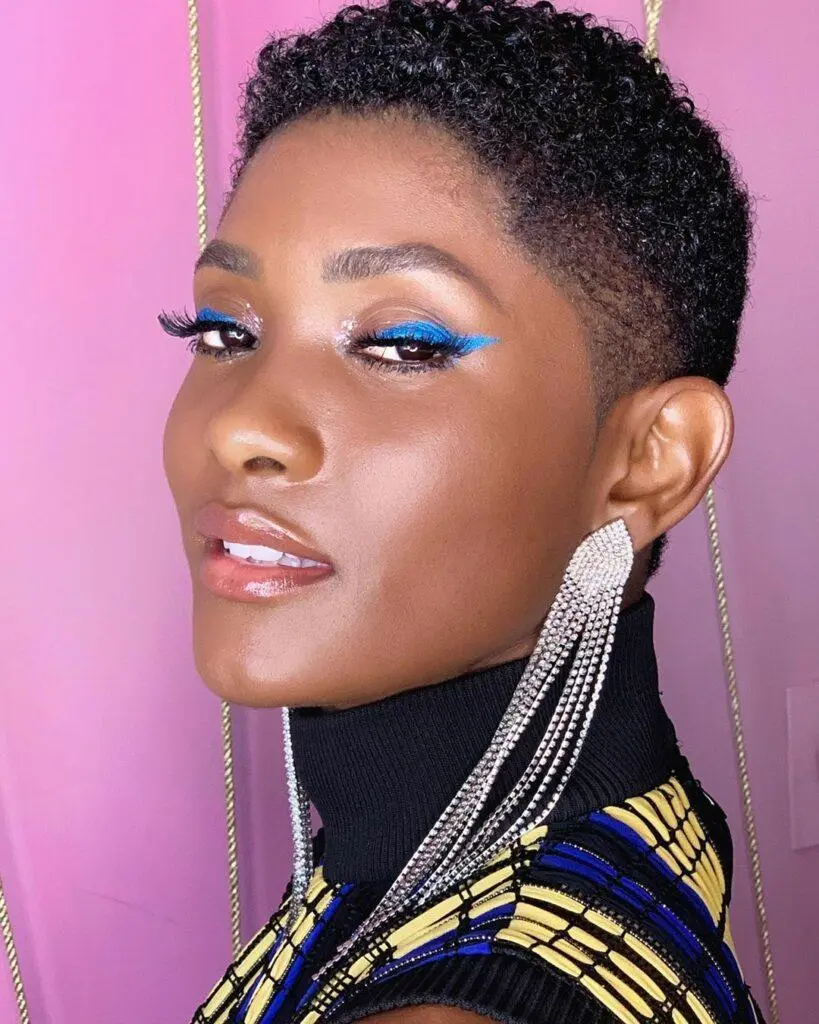 Na imagem a atriz Érika Januza