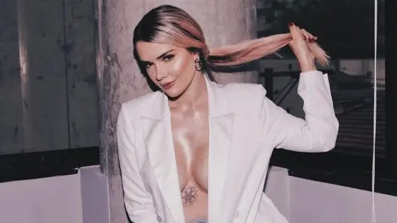 Ex-BBB Marcela McGowan faz pose ousada em banho de mar