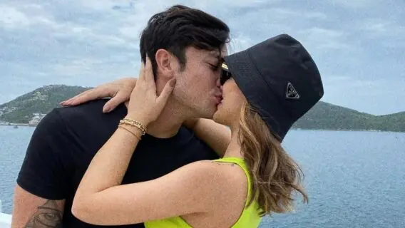 Ex-BBB Rafa Kalimann posa só de roupão e ganha carinho do namorado