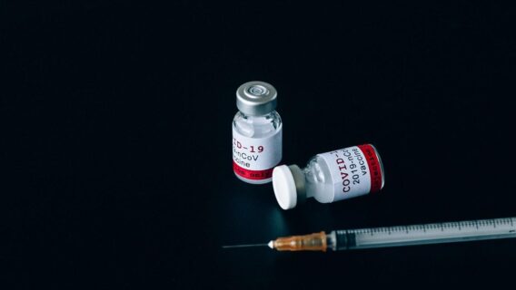 Facebook proíbe fake news sobre vacina da covid-19