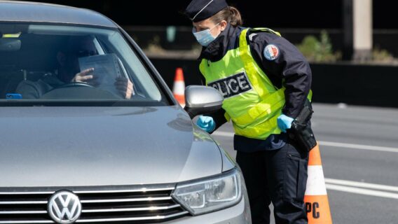 França mobiliza 100 mil policiais para impedir festas na véspera de Ano Novo