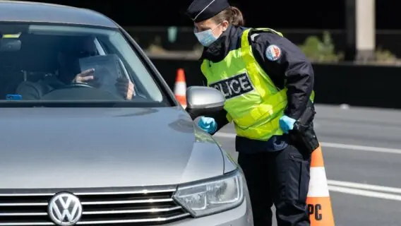França mobiliza 100 mil policiais para impedir festas na véspera de Ano Novo
