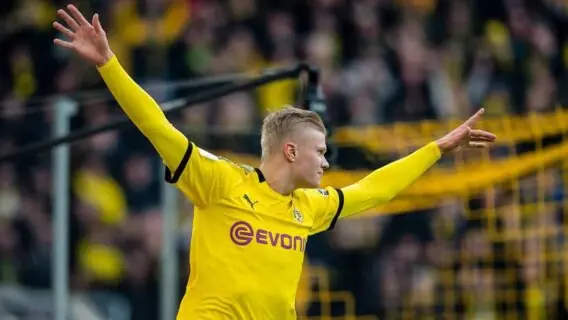 Erling Haaland sofre lesão muscular e desfalca Borussia Dortmund