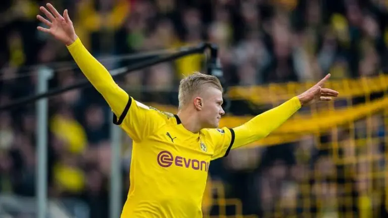 Erling Haaland sofre lesão muscular e desfalca Borussia Dortmund