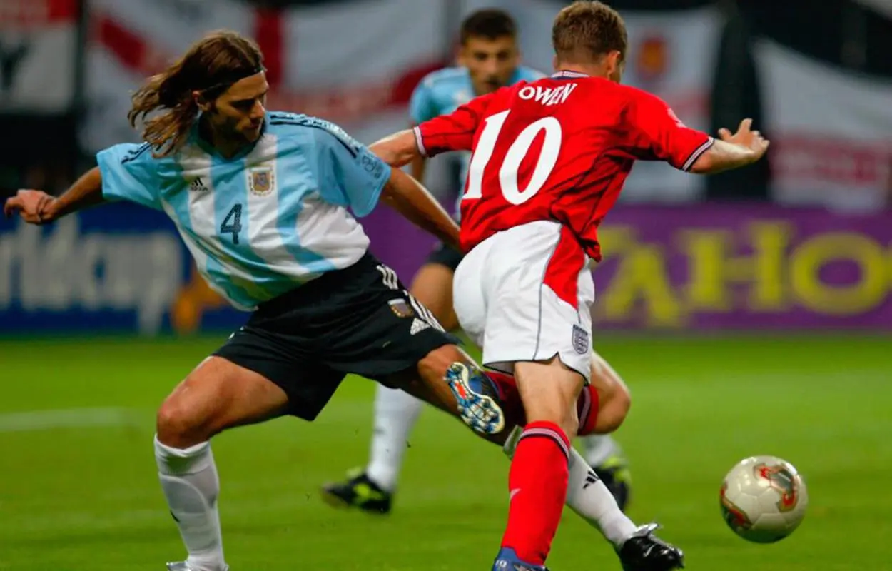 Pochettino derruba Owen na Copa de 2002