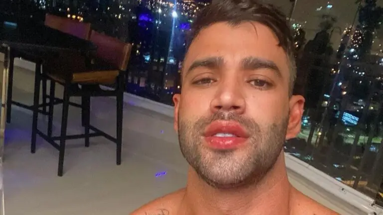 Solteiro, Gusttavo Lima posa só de cueca em ensaio sensual