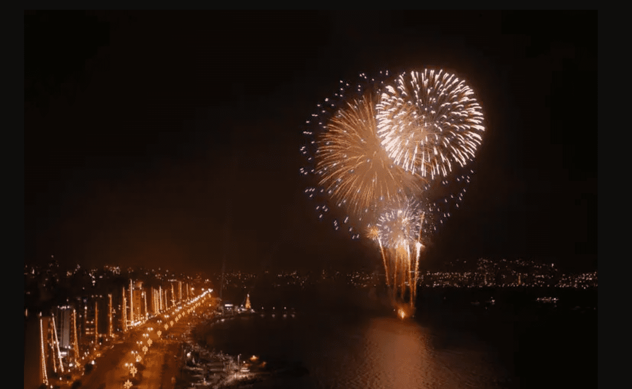 Foto mostra queima de fogos em Florianópolis