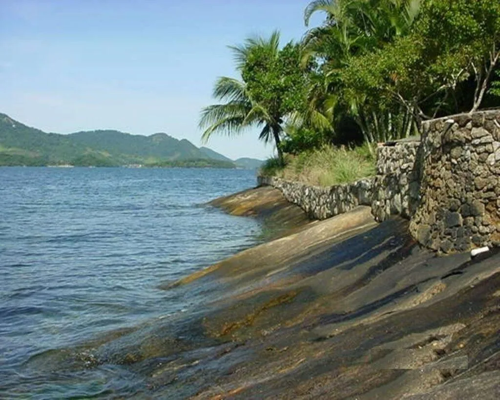 Ilha Comprida, na região de Angra dos Reis