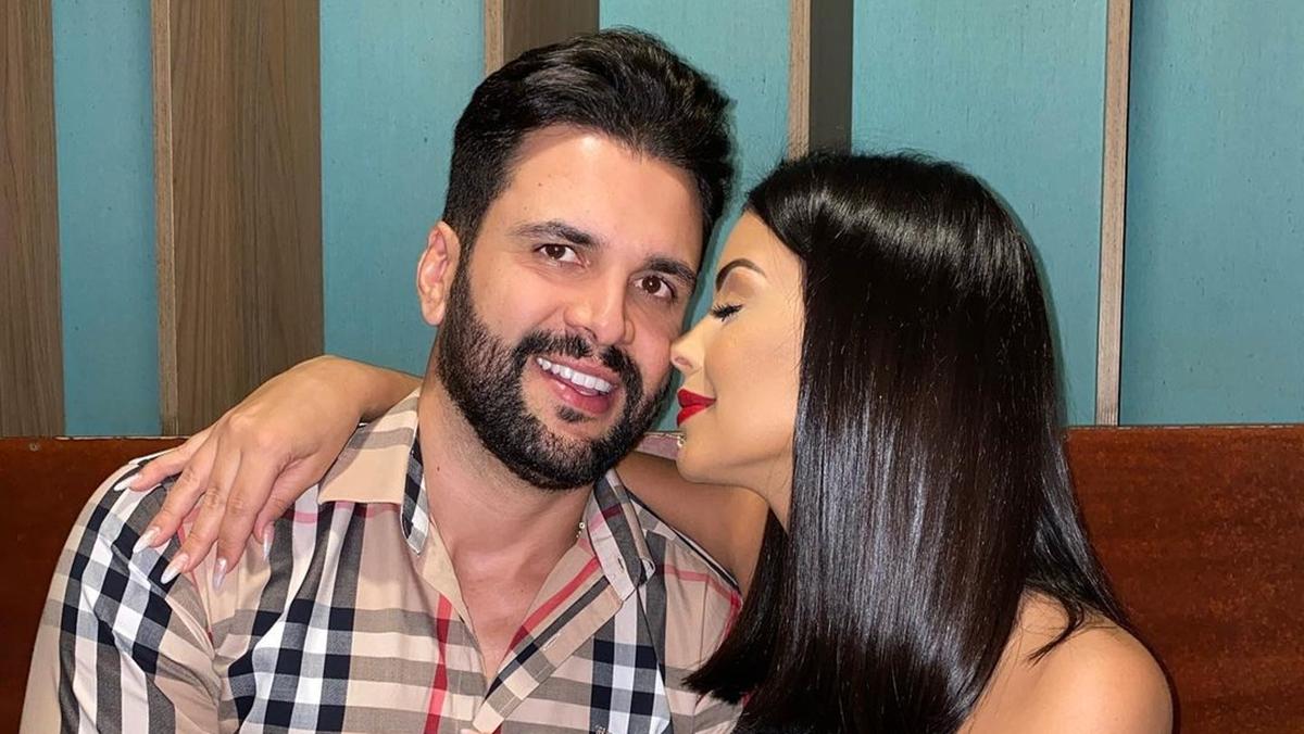 Na imagem a ex-BBB Ivy Moraes e noivo, Rogério