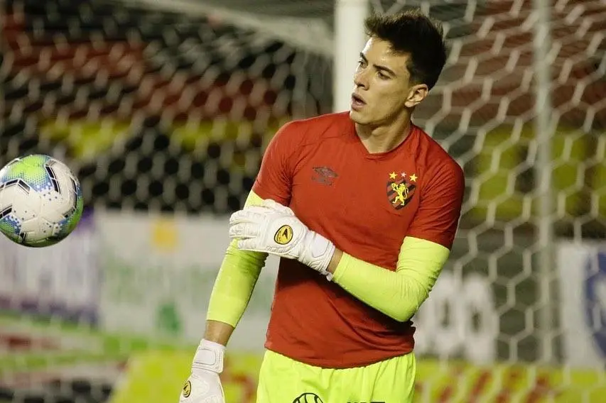 Imagem mostra goleiro do Sport, Luan Polli.
