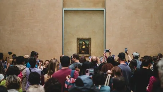 Leilão para se aproximar da Monalisa é realizado pelo Louvre