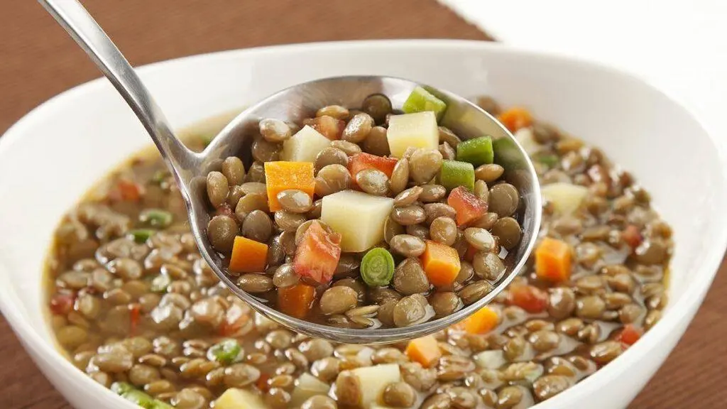 Na imagem Lentilha com legumes
