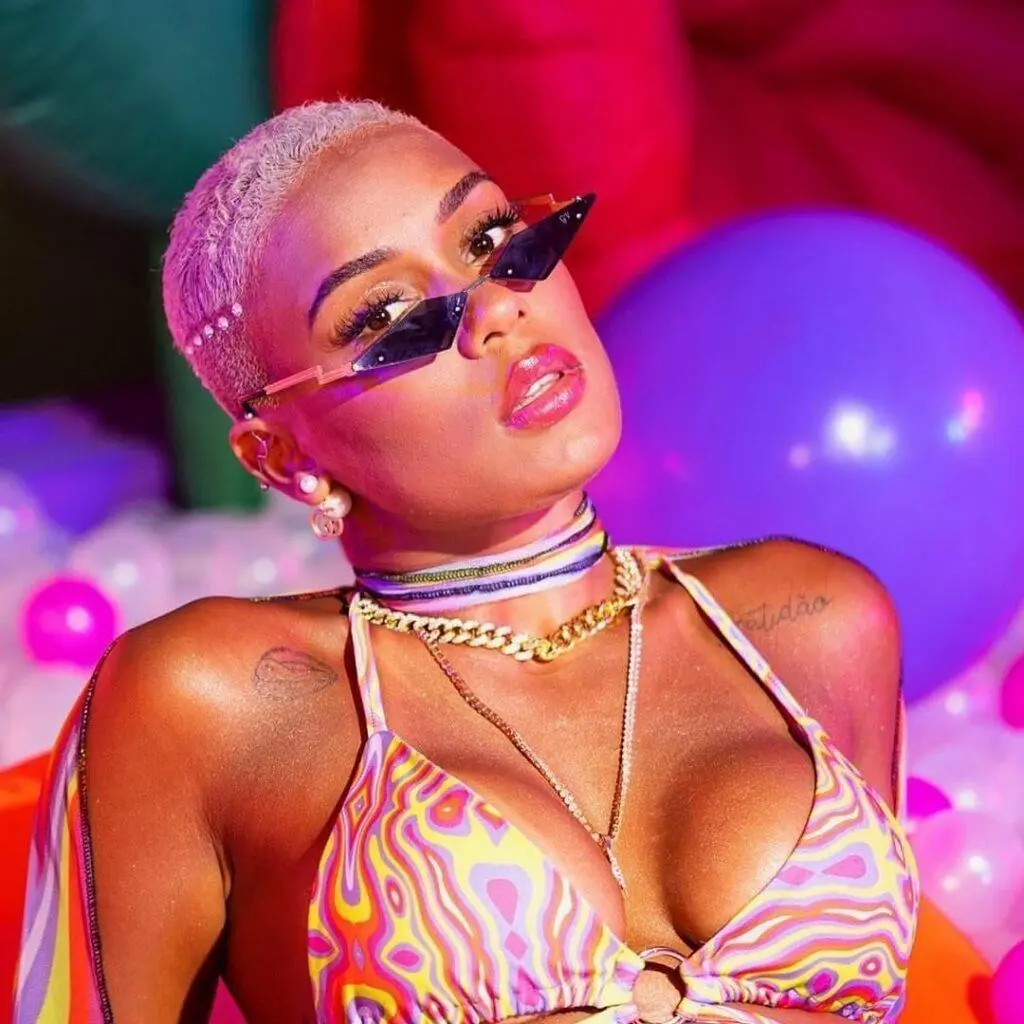 Na imagem MC Rebecca cabelo Pixie