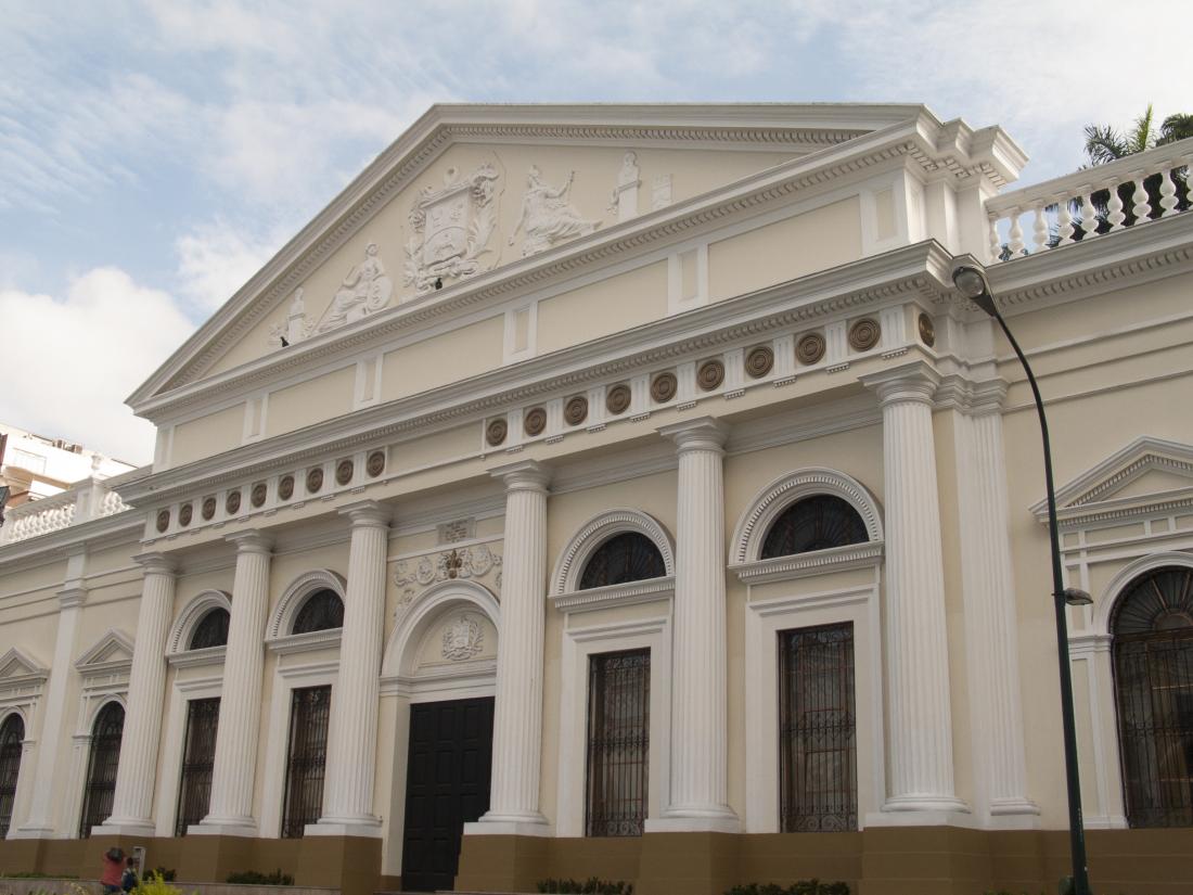 Maduro fecha assembleia legislativa