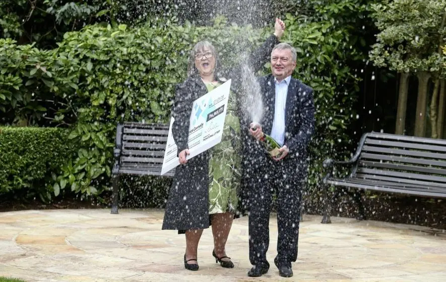 foto mostra o casal Frances e Patrick Connolly