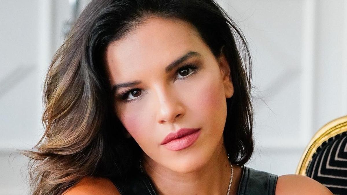 Na imagem a apresentadora Mariana Rios